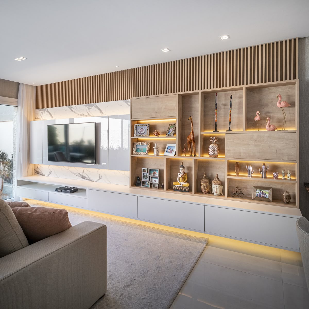 Panel minimalista con nicho